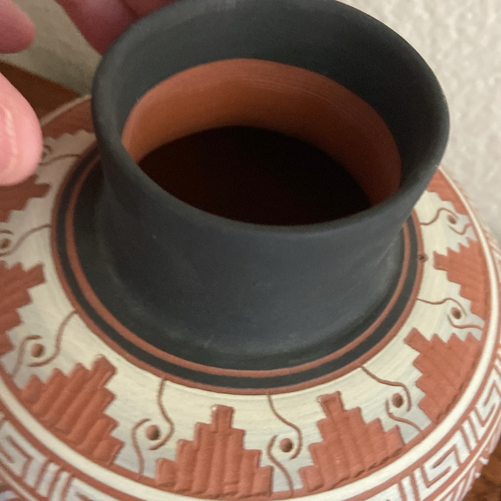 Vintage Signed NAVAJO “Sylvia Johnson” Colorful Art Pottery Etched Terracotta - Picture 3 of 8